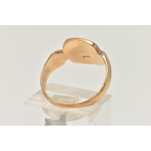 89 - AN 18CT GOLD SIGNET RING, rounded rectangular form with engraved monogram, textured shoulders leadin... 