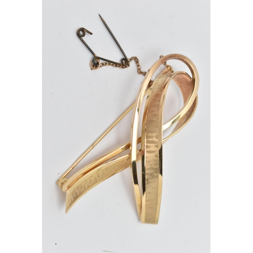 169 - A 9CT GOLD BROOCH, designed as a ribbon with textured detail, fitted with a pin and cylinder clasp, ... 