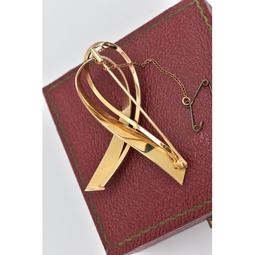 169 - A 9CT GOLD BROOCH, designed as a ribbon with textured detail, fitted with a pin and cylinder clasp, ... 