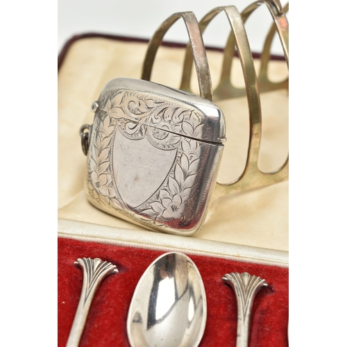 172 - ASSORTED SILVER ITEMS, to include a silver toast rack, hallmarked 'Adie Brothers Ltd' Birmingham, a ... 