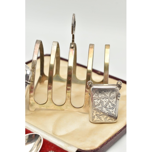 172 - ASSORTED SILVER ITEMS, to include a silver toast rack, hallmarked 'Adie Brothers Ltd' Birmingham, a ... 