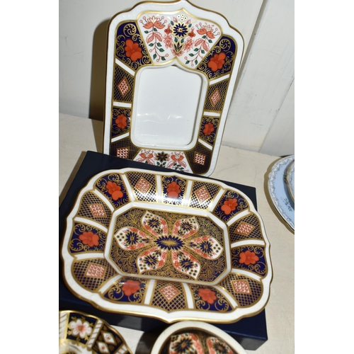 422 - FIVE PIECES OF ROYAL CROWN DERBY IMARI, comprising four pieces of 1128 ' Old Imari' in the form of a... 