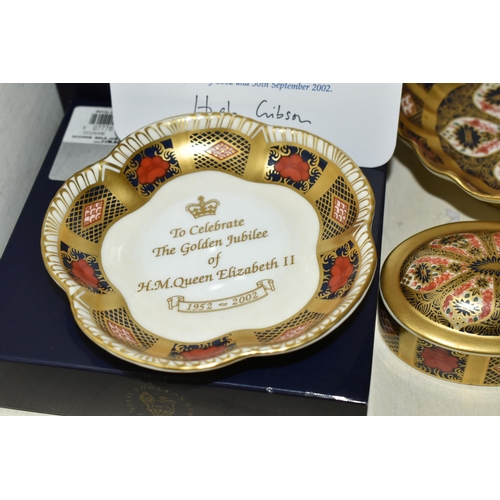 423 - FOUR PIECES OF ROYAL CROWN DERBY 1128 'OLD IMARI' SOLID GOLD BAND ITEMS, comprising a twin handled p... 