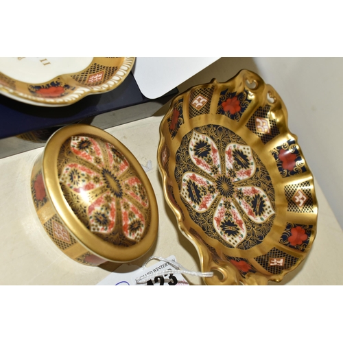 423 - FOUR PIECES OF ROYAL CROWN DERBY 1128 'OLD IMARI' SOLID GOLD BAND ITEMS, comprising a twin handled p... 