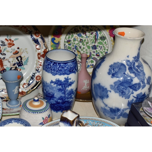 428 - A SELECTION OF DECORATIVE CERAMIC ITEMS ETC, to include a Wedgwood Florentine pattern dish, Royal Do... 