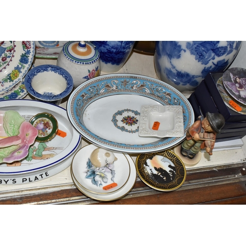 428 - A SELECTION OF DECORATIVE CERAMIC ITEMS ETC, to include a Wedgwood Florentine pattern dish, Royal Do... 