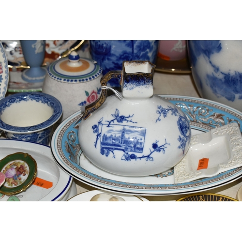 428 - A SELECTION OF DECORATIVE CERAMIC ITEMS ETC, to include a Wedgwood Florentine pattern dish, Royal Do... 