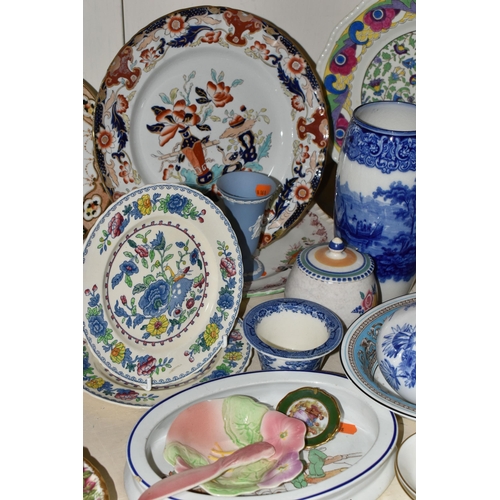 428 - A SELECTION OF DECORATIVE CERAMIC ITEMS ETC, to include a Wedgwood Florentine pattern dish, Royal Do... 