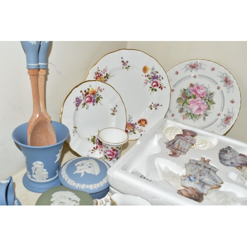 430 - ROYAL CROWN DERBY AND WEDGWOOD JASPER WARES ETC, to include fourteen 'Derby Posies' trinket dishes a... 