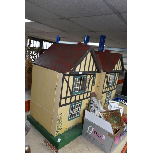 447 - A TRIANG WOODEN DOLLS HOUSE AND TWO BOXES OF ACCOMPANYING ACCESSORIES AND FURNITURE, 83cm width x 31... 