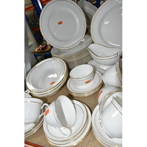 450 - LARGE QUANTITY OF ROYAL WORCESTER CONTESSA DESIGN DINNERWARE, circa 1982, including twelve dinner pl... 