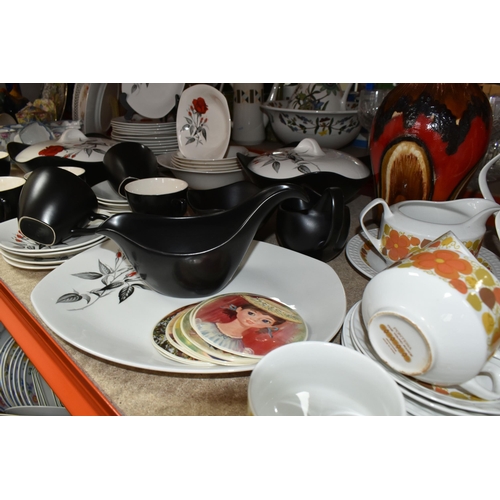 465 - A SELECTION OF CERAMIC DINNERWARE AND SCHEURICH VASE including a 'Pontesa Ironstone Young Range' din... 