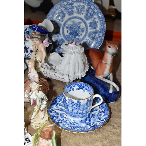 511 - A SMALL GROUP OF 19TH AND EARLY 20TH CENTURY CERAMICS, including a Spode blue and white filigree pat... 