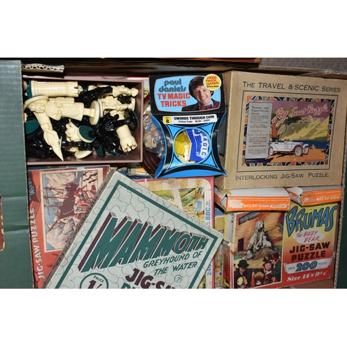 514 - A SMALL QUANTITY OF VINTAGE BOARD GAMES AND JIGSAW PUZZLES ETC, to include James Bond 007, Rallye Mo... 