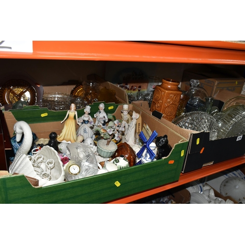 575 - FOUR BOXES AND LOOSE GLASSWARE AND ORNAMENTS, to include a boxed Arlington design glass punch set, a... 