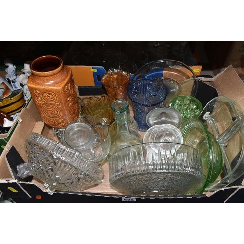 575 - FOUR BOXES AND LOOSE GLASSWARE AND ORNAMENTS, to include a boxed Arlington design glass punch set, a... 