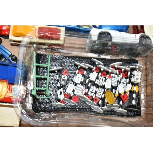 607 - A QUANTITY OF UNBOXED AND ASSORTED PLAYWORN DIECAST VEHICLES, Dinky, Corgi, Matchbox (including earl... 