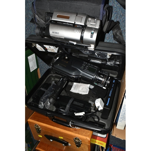 619 - A GROUP OF VINTAGE PROJECTORS, VIDEO CAMERAS AND EQUIPMENT, comprising a wooden cased Zeiss Ikon - P... 