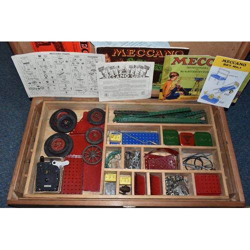 653 - A QUANTITY OF ASSORTED LOOSE MECCANO, parts from various eras, to include boiler, pulleys, gears, sp... 