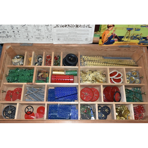 653 - A QUANTITY OF ASSORTED LOOSE MECCANO, parts from various eras, to include boiler, pulleys, gears, sp... 