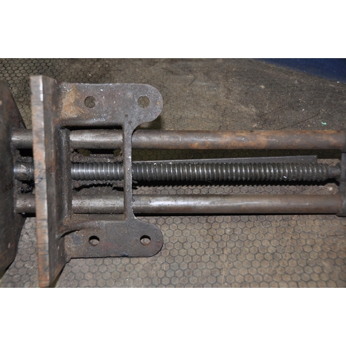 1052 - A PARKINSONS NO15 WOOD WORKING VICE with 9in jaws and quick release leave (Condition Report: surface... 