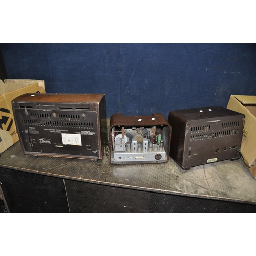 1053 - A TRAY CONTAINING THREE VINTAGE RADIOS including an Ekco Model Y319 valve radio with brown Bakelite ... 