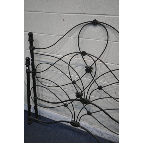 1209 - A MODERN WROUGHT IRON 4FT6 BEDSTEAD, with side rails and pine slats (condition report: good conditio... 