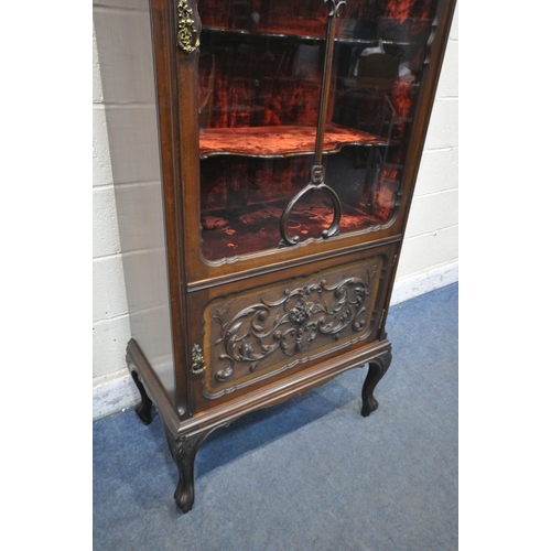 1235 - AN EARLY 20TH CENTURY MAHOGANY SINGLE DOOR CABINET, with a triple shaped shelves, and red velvet int... 