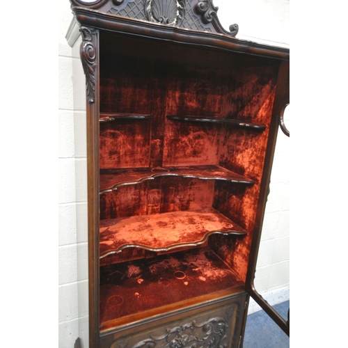 1235 - AN EARLY 20TH CENTURY MAHOGANY SINGLE DOOR CABINET, with a triple shaped shelves, and red velvet int... 