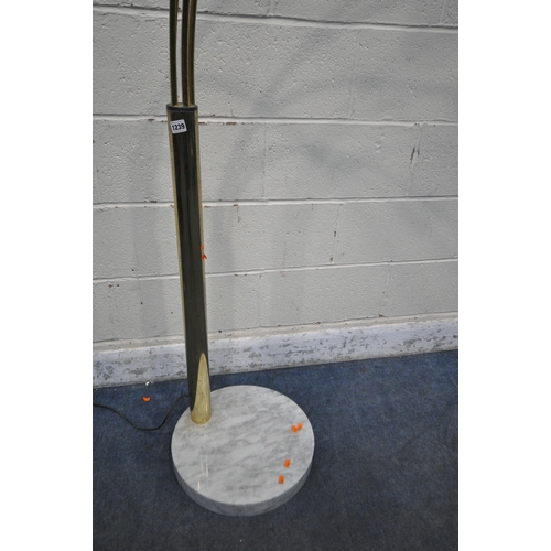 1239 - A GUZZINI STYLE GILT METAL ARC LAMP, with five lights, on a marble base (condition report: rewiring ... 