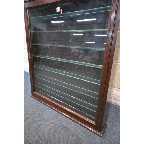 1241 - AN EARLY 20TH CENTURY MAHOGANY SINGLE DOOR DUNCAN'S PIPES OF QUALITY DISPLAY CASE, enclosing seven g... 