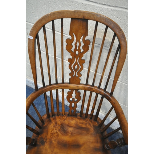 1343 - A PAIR OF GOOD QUALITY REPRODUCTION ELM SPLAT BACK WINDSOR ARMCHAIRS, with spindle supports, raised ... 