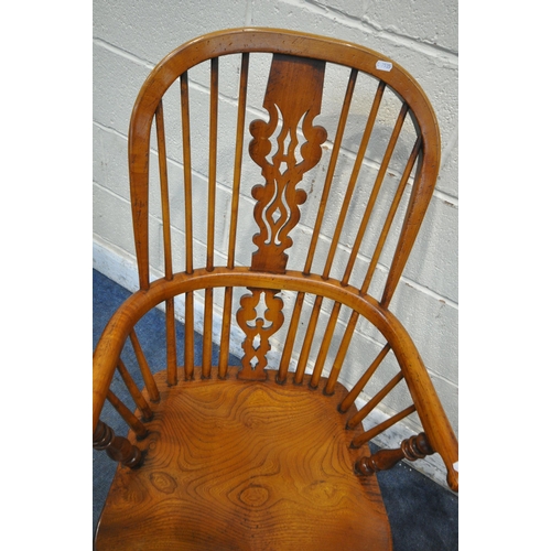 1345 - A PAIR OF GOOD QUALITY REPRODUCTION ELM SPLAT BACK WINDSOR ARMCHAIRS, with spindle supports, raised ... 