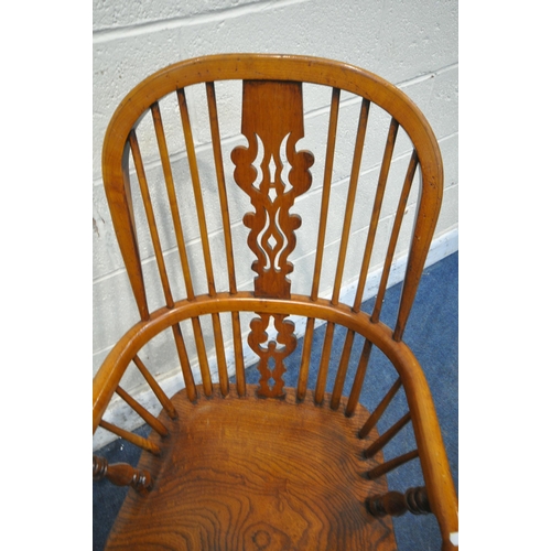 1346 - A PAIR OF GOOD QUALITY REPRODUCTION ELM SPLAT BACK WINDSOR ARMCHAIRS, with spindle supports, raised ... 