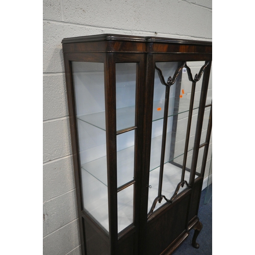 1362 - AN EARLY 20TH CENTURY MAHOGANY BREAKFRONT DISPLAY CABINET, with a single astragal glazed door, that'... 