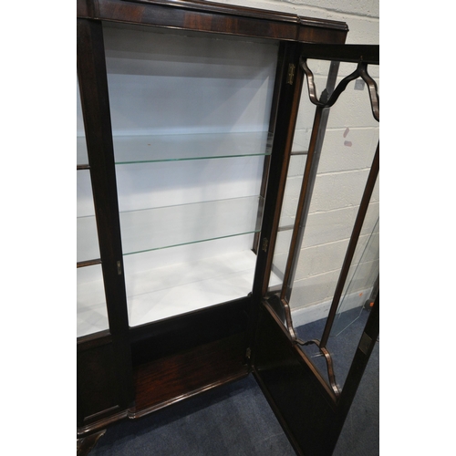 1362 - AN EARLY 20TH CENTURY MAHOGANY BREAKFRONT DISPLAY CABINET, with a single astragal glazed door, that'... 