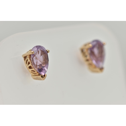 21 - A 14CT GOLD AMETHYST BRACELET AND A PAIR OF 9CT GOLD STUD EARRINGS, the bracelet links designed as o... 