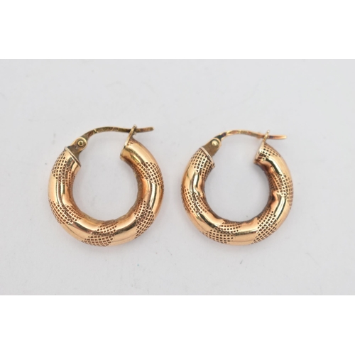 113 - A PAIR OF 9CT GOLD 'UNO A ERRE' HOOP EARRINGS, yellow gold small hoops with textured detail, lever f... 