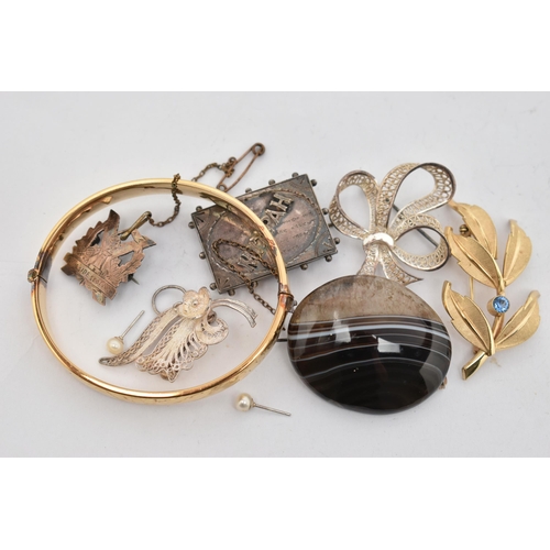 145 - A SMALL BAG OF JEWELLERY, to include a 9ct rolled gold hinged bangle, floral pattern, push button cl... 