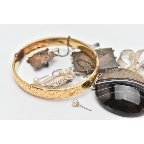 145 - A SMALL BAG OF JEWELLERY, to include a 9ct rolled gold hinged bangle, floral pattern, push button cl... 