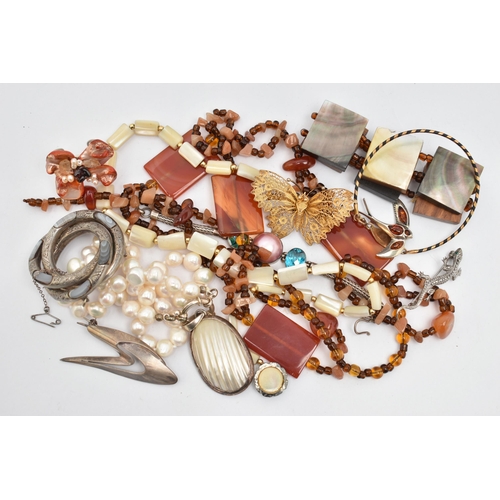 147 - A SMALL BAG OF ASSORTED JEWELLERY, to include a silver abstract brooch, hallmarked Birmingham, fitte... 