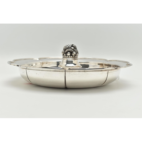 194 - AN ELIZABETH II SILVER FRUIT BOWL, lobed rim with ribbed petal design to bowl and central cast fruit... 