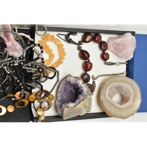 213 - A SELECTION OF GEMSTONE SPECIMENS, to include an amethyst geode, an amethyst crystal specimen, a dye... 