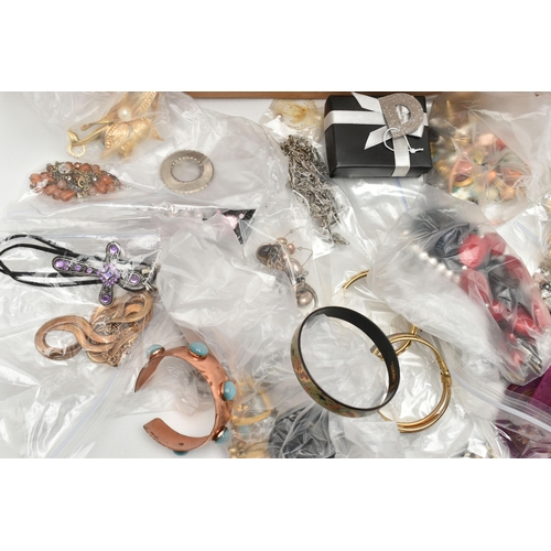 215 - A BOX OF ASSORTED COSTUME JEWELLERY, to include a white metal amethyst ring stamped 925 (split shank... 