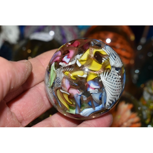 307 - TWENTY EIGHT PAPERWEIGHTS, including millefiori, latticino, controlled bubbles, faceted, metallic an... 