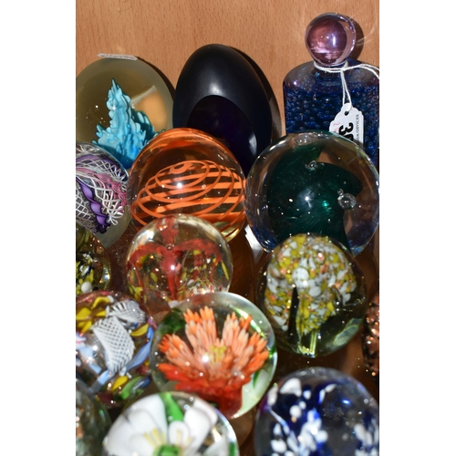 307 - TWENTY EIGHT PAPERWEIGHTS, including millefiori, latticino, controlled bubbles, faceted, metallic an... 