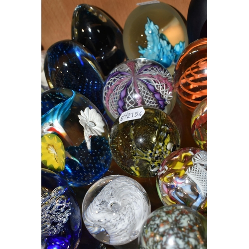 307 - TWENTY EIGHT PAPERWEIGHTS, including millefiori, latticino, controlled bubbles, faceted, metallic an... 