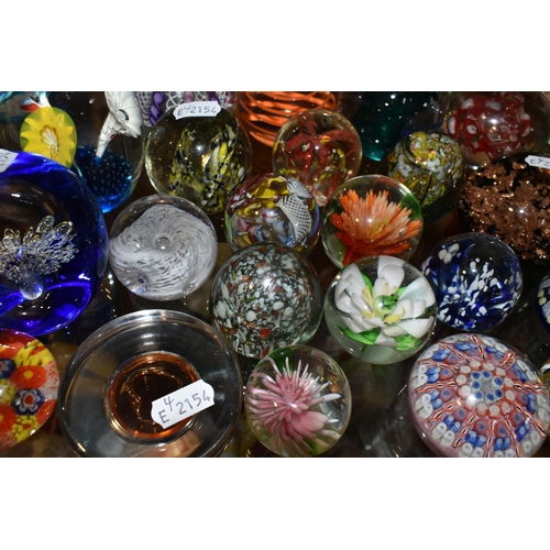 307 - TWENTY EIGHT PAPERWEIGHTS, including millefiori, latticino, controlled bubbles, faceted, metallic an... 