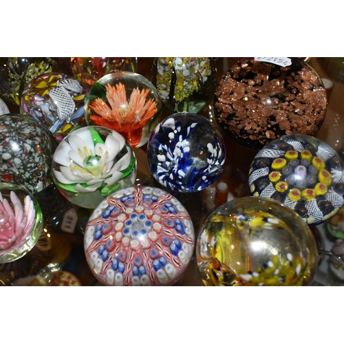 307 - TWENTY EIGHT PAPERWEIGHTS, including millefiori, latticino, controlled bubbles, faceted, metallic an... 