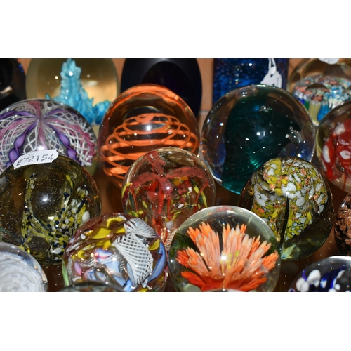 307 - TWENTY EIGHT PAPERWEIGHTS, including millefiori, latticino, controlled bubbles, faceted, metallic an... 